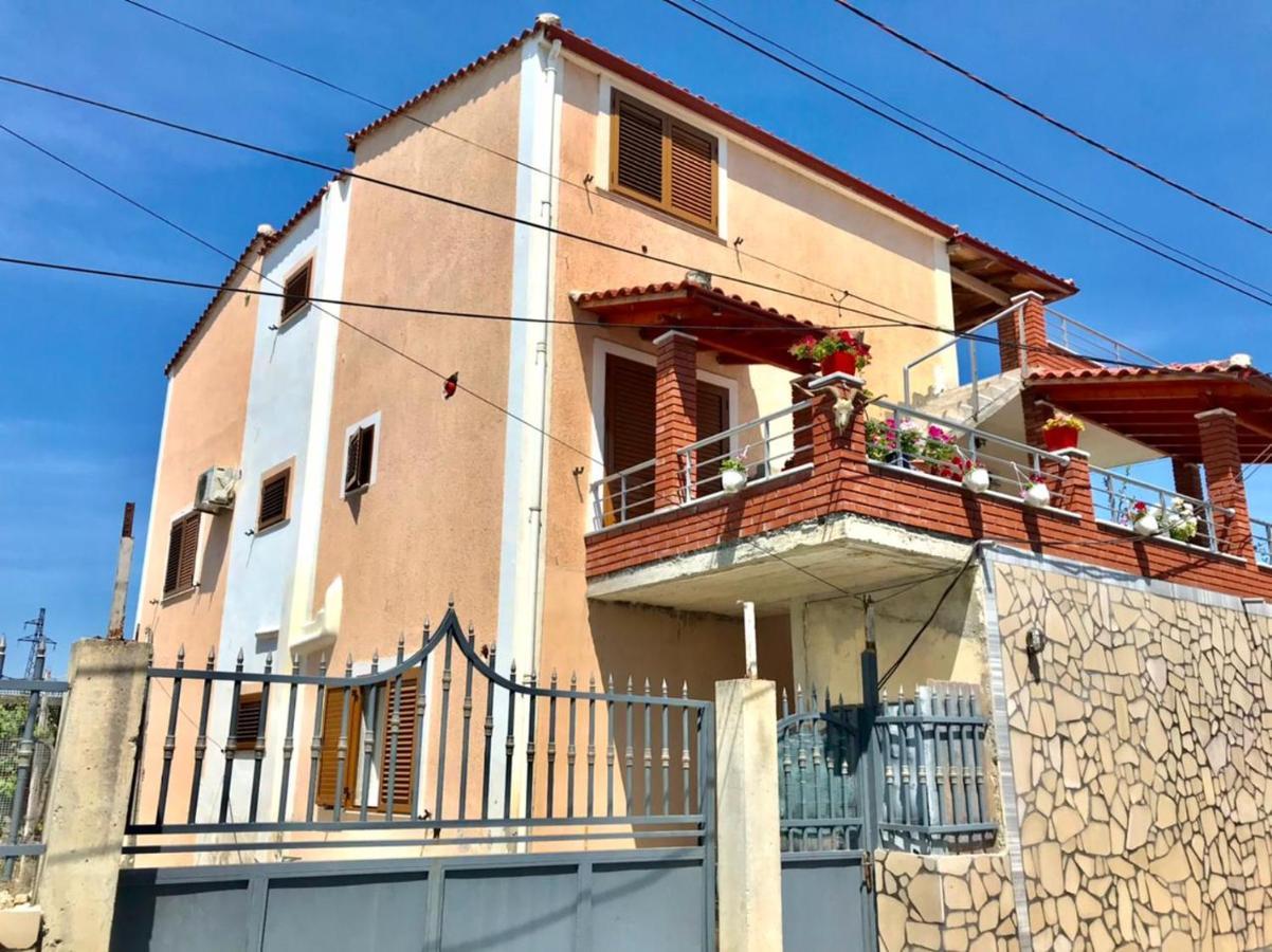 Vila Arlind Hotel Vlore Exterior photo