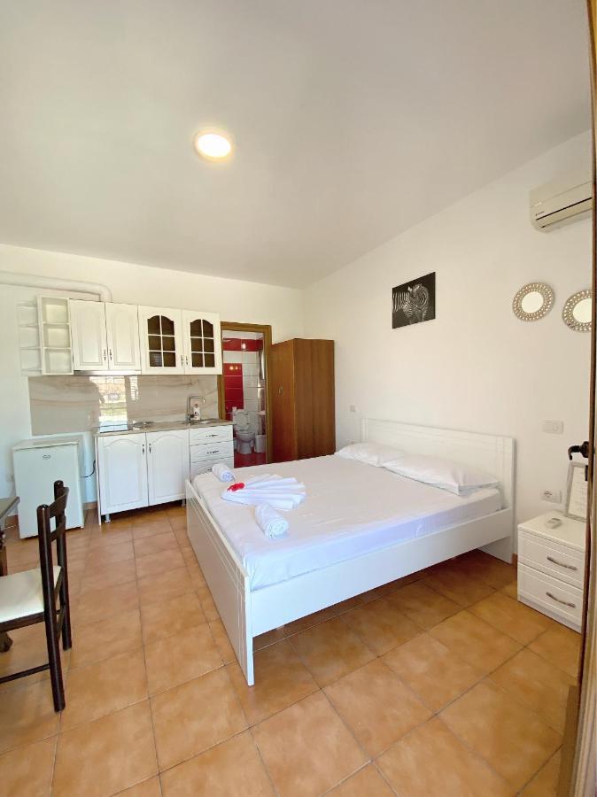 Vila Arlind Hotel Vlore Exterior photo