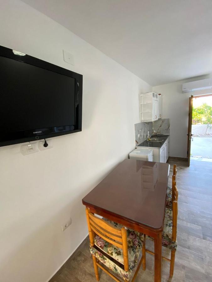Vila Arlind Hotel Vlore Exterior photo