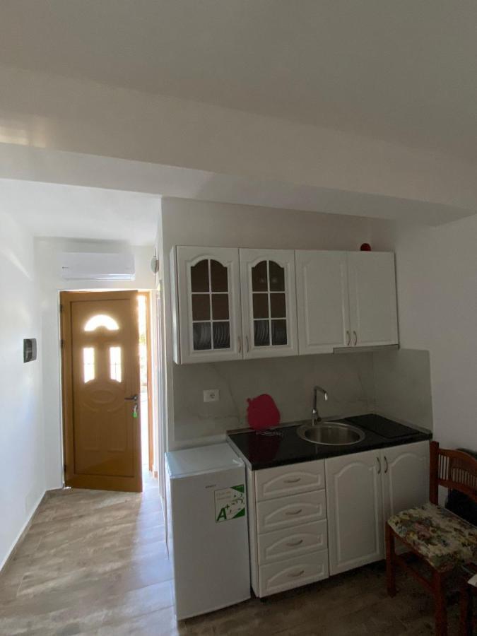 Vila Arlind Hotel Vlore Exterior photo
